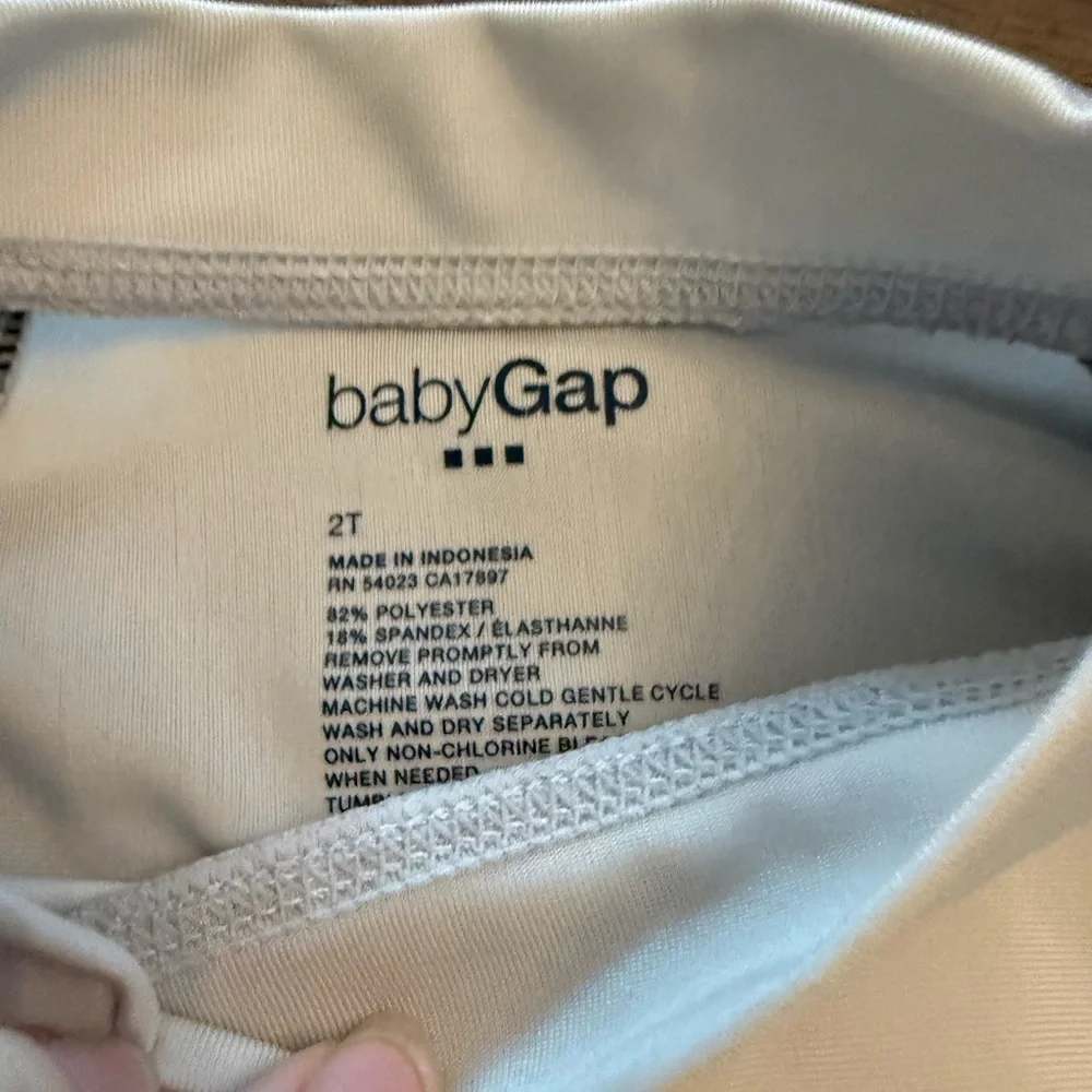 Baby GAP Black‎ and gray rashguard swim shirt pirate skull crossbones 2T